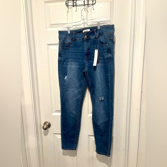NWT Angels Curvy Skinny Ripped Jeans Women’s Size 14. Medium Wash - Picture 1 of 6